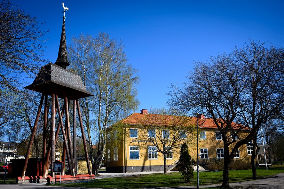 Brukskyrkan Fagersta med blå himmel i bakgrunden