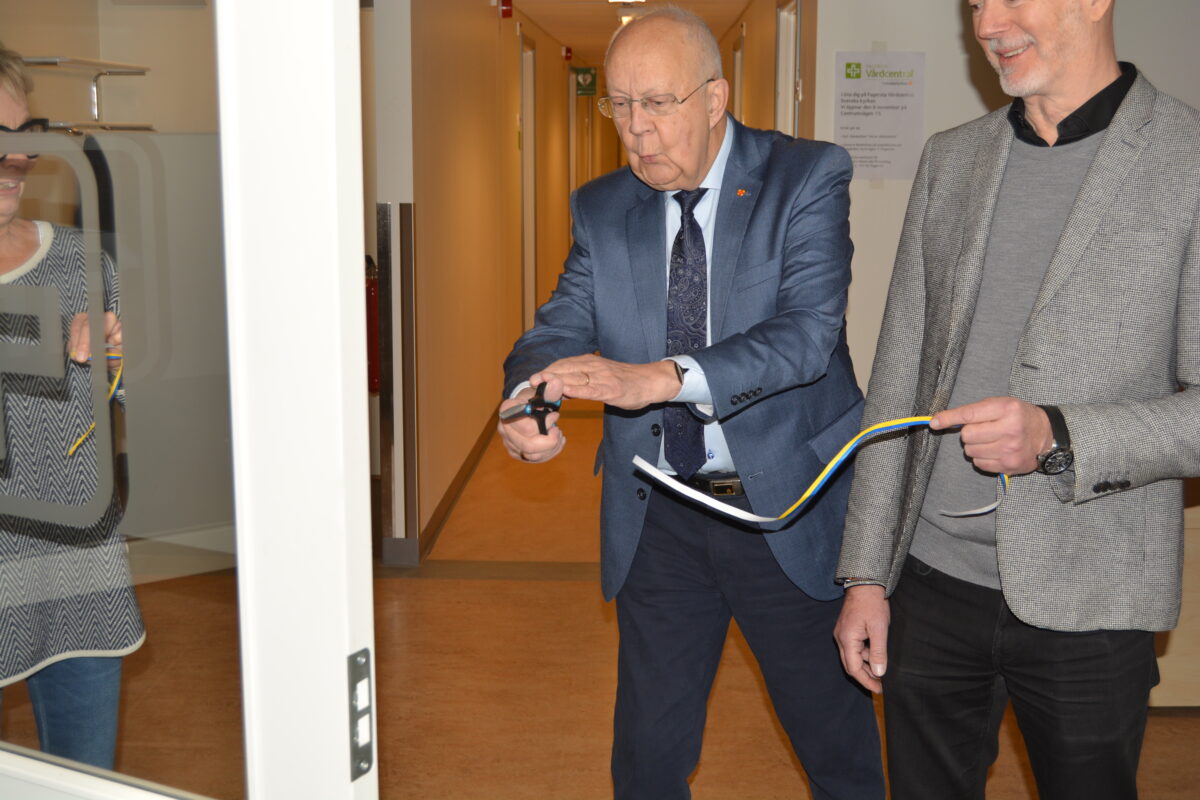 Kyrkorådets ordförande Anders Linger klippte bandet med assistans av vd Mats Dahlquist när Fagersta Vårdcentral Svenska kyrkan öppnade den 6 November