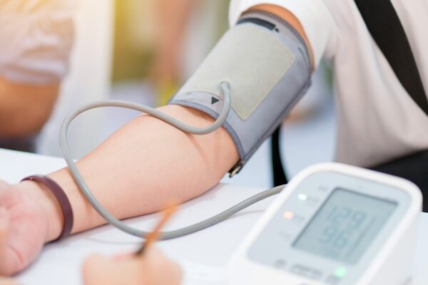 Blodtrycksundersökning. Patient kollar blodtrycket på Fagersta Vårdcentral.