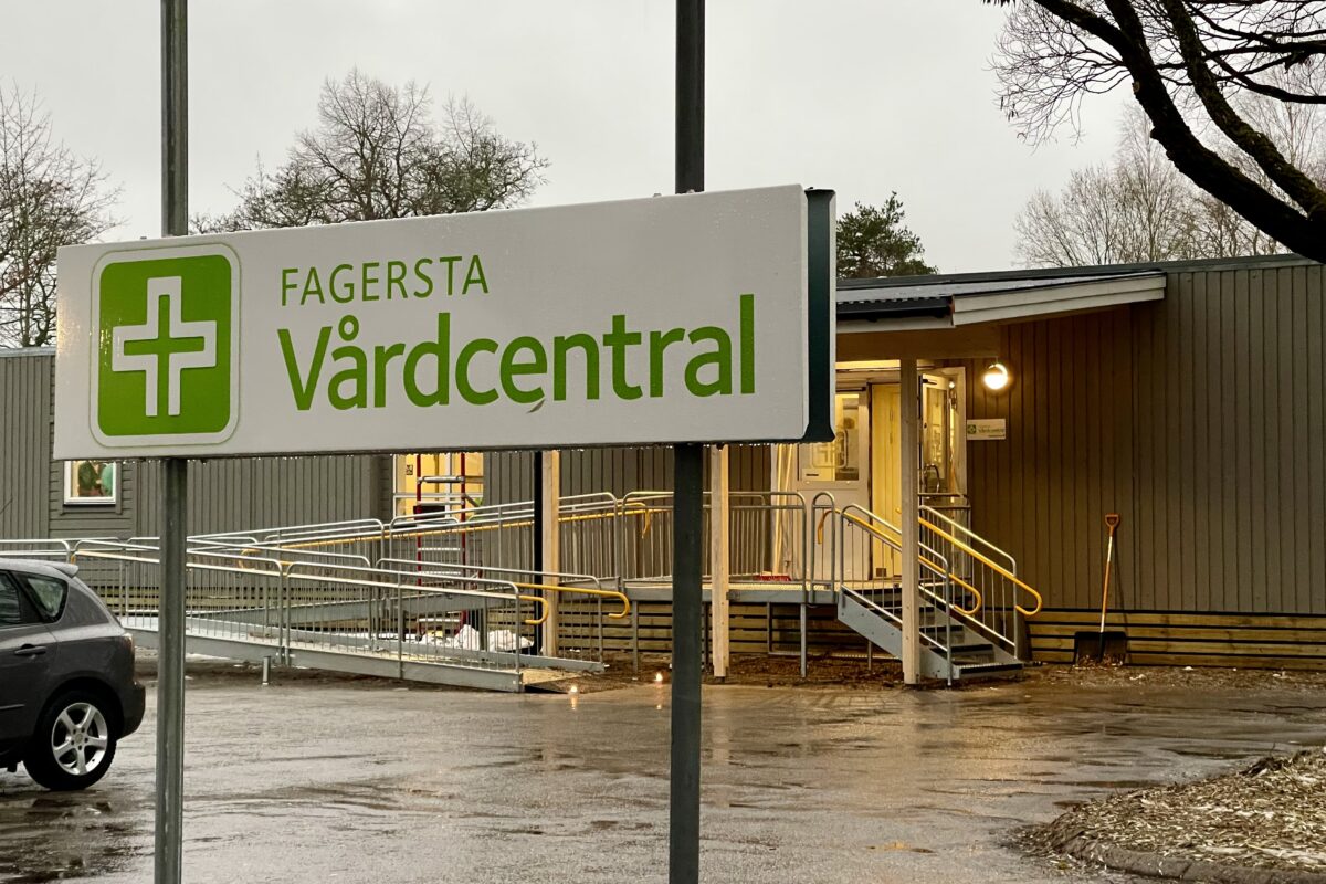 Grön logotyp på vit skylt utanför Fagersta Vårdcentral